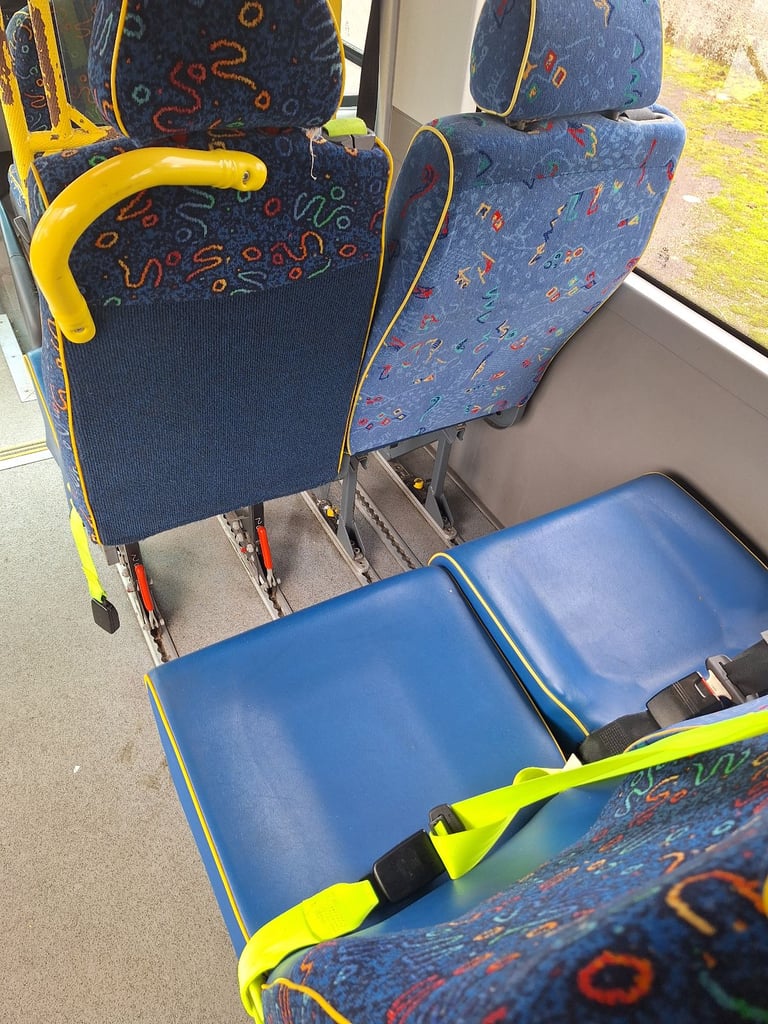 Quick release minibus seats with seatbelts