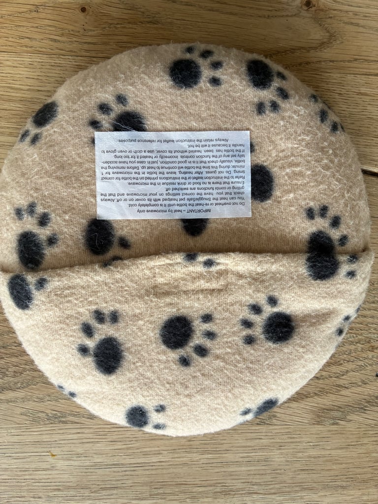 Pets heat pad.   Snuggle safe   10 hours of heat   Microwaveable. 