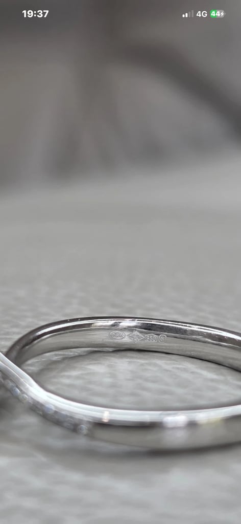 PLATINUM DIAMOND SOLITAIRE RING.