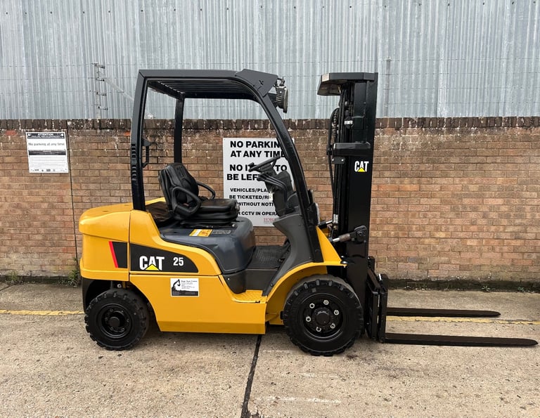 2010 Caterpillar 2.5t diesel forklift, container spec triple mast 