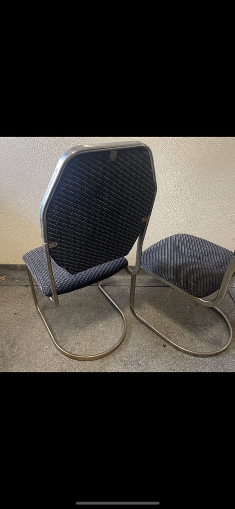 Set of 4 dining chairs 