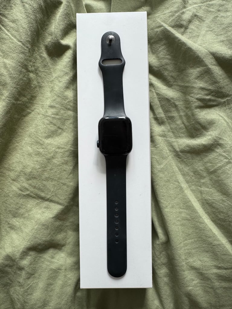 Apple Watch Series 8 (41mm) – Excellent Condition, Original Packaging & Accessories