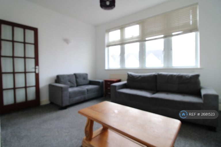 3 bedroom flat in Blakenham Road, London, SW17 (3 bed) (#2681523)