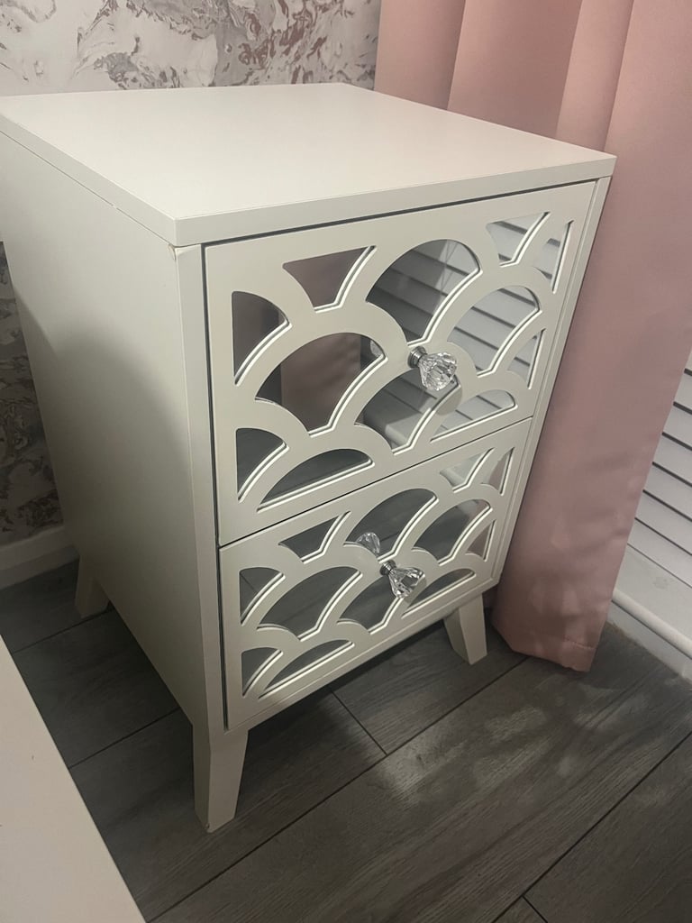 Bedside table & 3 chest of drawers 