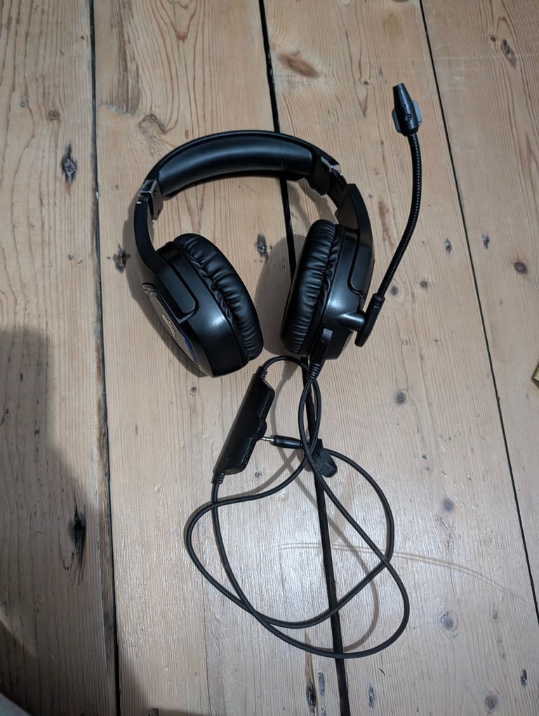 Gaming wired headset and microphone