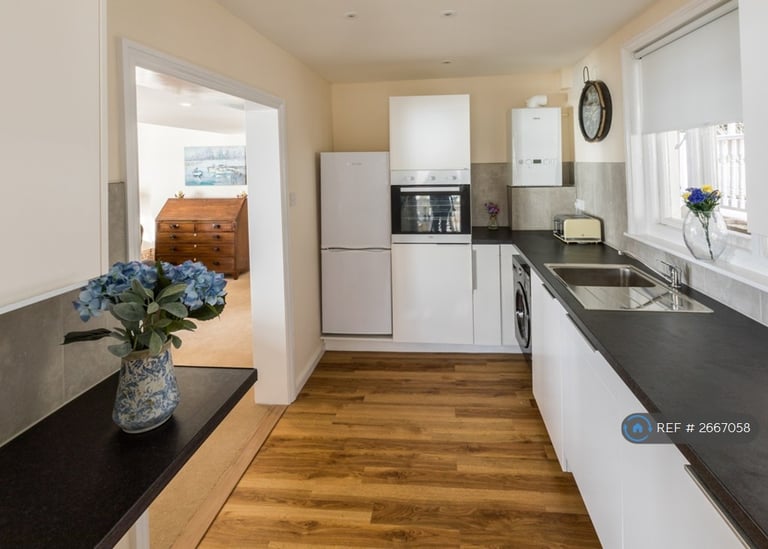 3 bedroom flat in Pilots Point, Totland Bay, PO39 (3 bed) (#2667058)