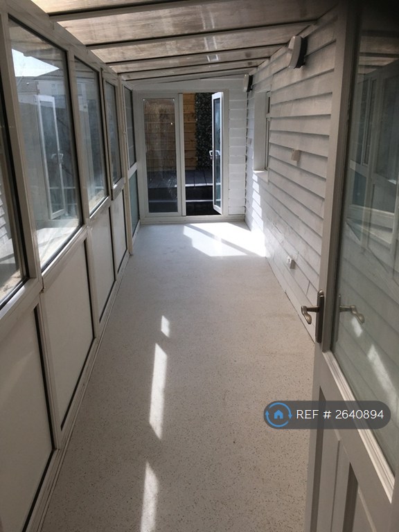 3 bedroom flat in Alma Road, Sheerness, ME12 (3 bed) (#2640894)