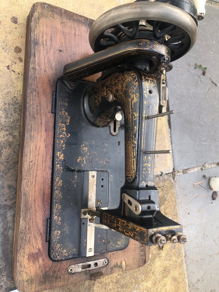 antique sewing machine 