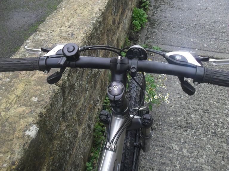 TREK ADULT/YOUTH'S MOUNTAIN STYLE BIKE.