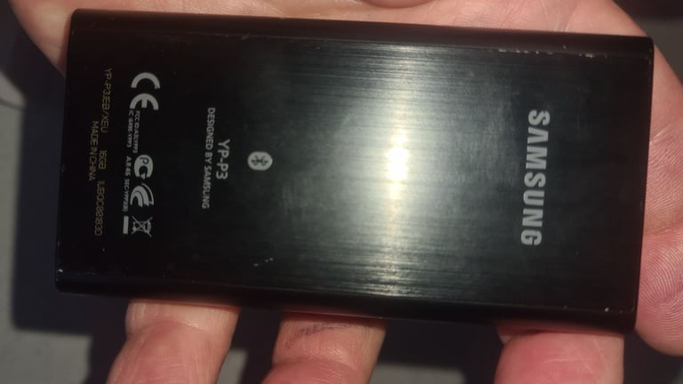 Samsung yp-p3 16gb Bluetooth mp3 player with proprietary wall/ usb charger/ data transfer cable 