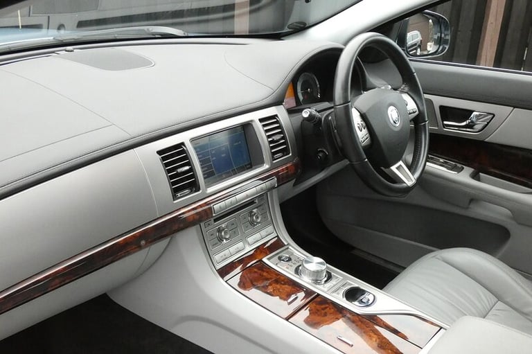 2010 Jaguar XF d V6 Luxury Saloon Diesel Automatic