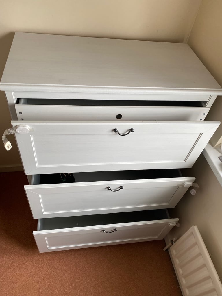 Set of white bedroom drawers