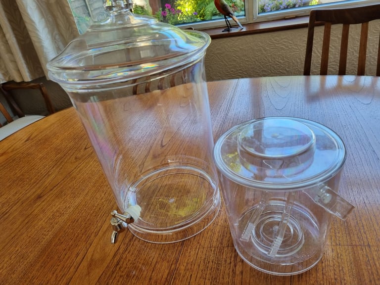 Picnic drinks dispenser and ice bucket