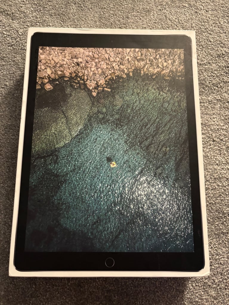 Apple iPad Pro 12.9” 2nd generation excellent condition 