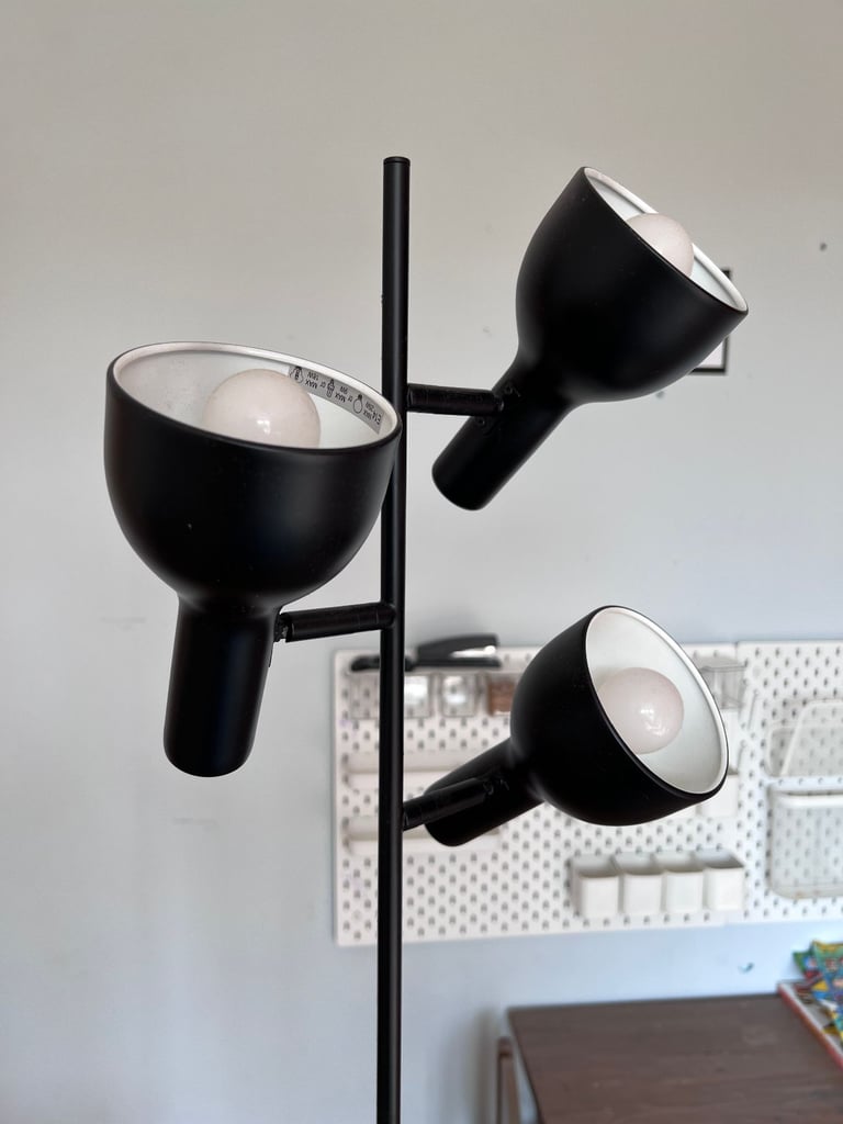 Metal floor lamp with adjustable spotlights