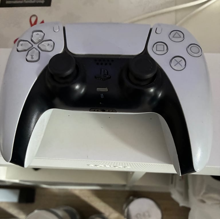 PlayStation 5 Disk 825GB + 1 White controllers