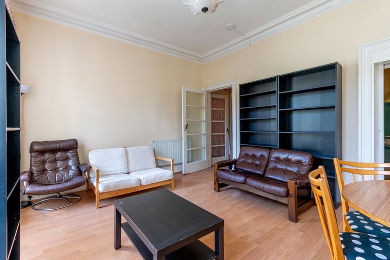 Fantastic, 2 bedroom, 2nd floor flat near the Meadows – available November