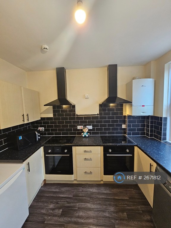 8 bedroom house in Wilbraham Road, Manchester, M14 (8 bed) (#2671812)