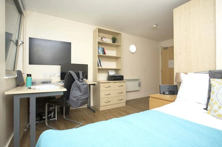 STUDENT ROOMS TO RENT IN MANCHESTER. SILVER ROOM WITH PRIVATE ROOM, WARDROBE AND STUDY DESK