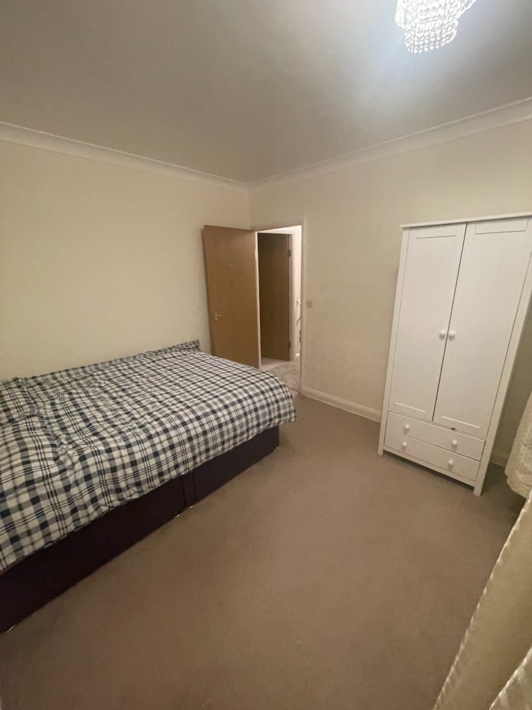 Spacious Double Bedroom for rent close to Staffordshire university/ Town centre.