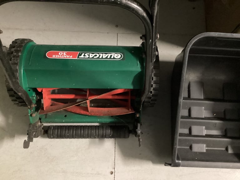 QUALCAST HAND-PUSH LAWN MOVER WITH GRASS CUTTER