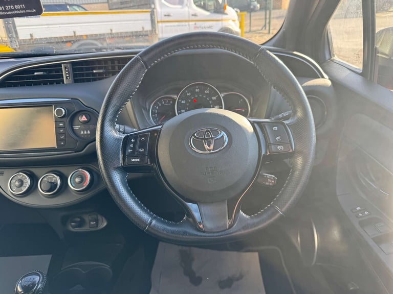 2017 Toyota Yaris 1.3 Yaris Design VVT-i 5dr - NATIONAL DELIVERY* Hatchback Petrol Manual