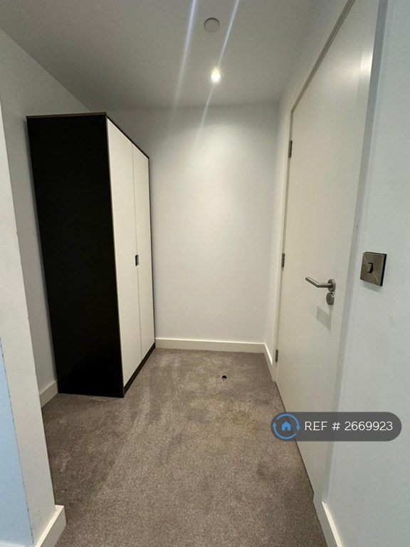 2 bedroom flat in Elizabeth Tower At Crown Street, Manchester, M15 (2 bed) (#2669923)