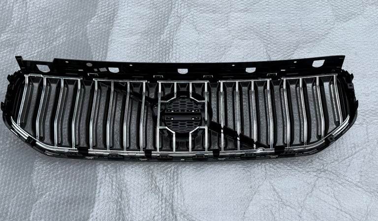 Volvo XC40 Front Inscription Grille 2017 Onwards Now P/N 31457347 & 31457344. 