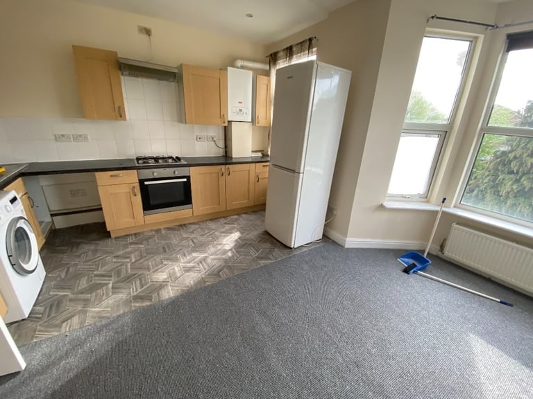 STUDIO WITH SEPARATE BEDROOM & PRIVATE KITCHEN £1000 PCM