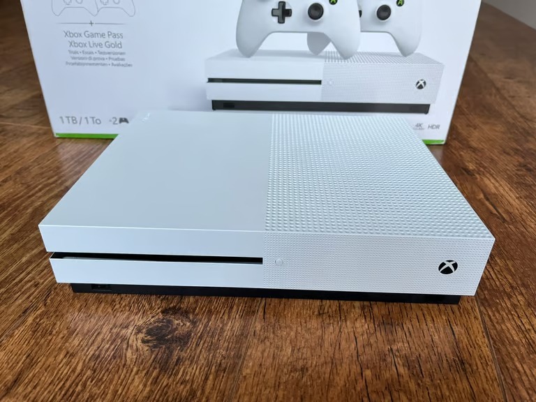 Kust focus Maken Xbox One S 1TB Bundle: 2 Controllers, FIFA 20 & 21 - Mint Condition | in  Clapham, London | Gumtree