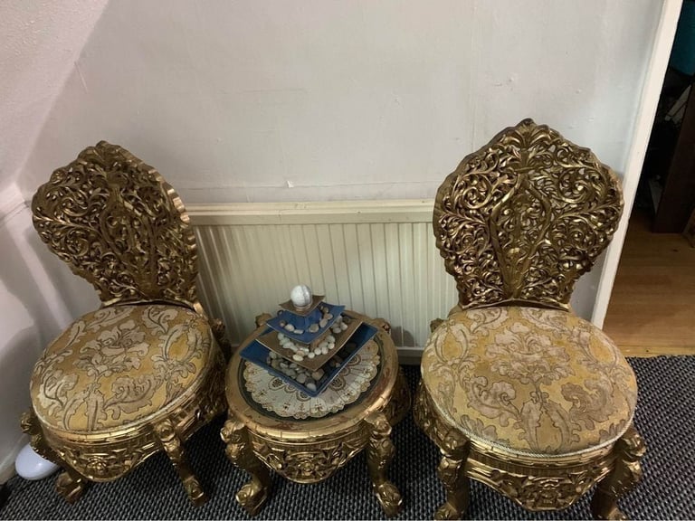 Traditional table and chairs set