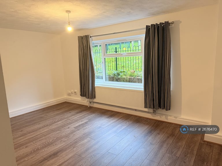 2 bedroom flat in Shorts Way, Rochester, ME1 (2 bed) (#2676470)