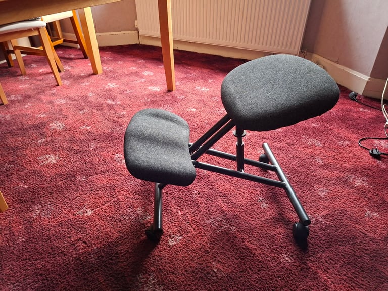 Ergonomic kneeling chair