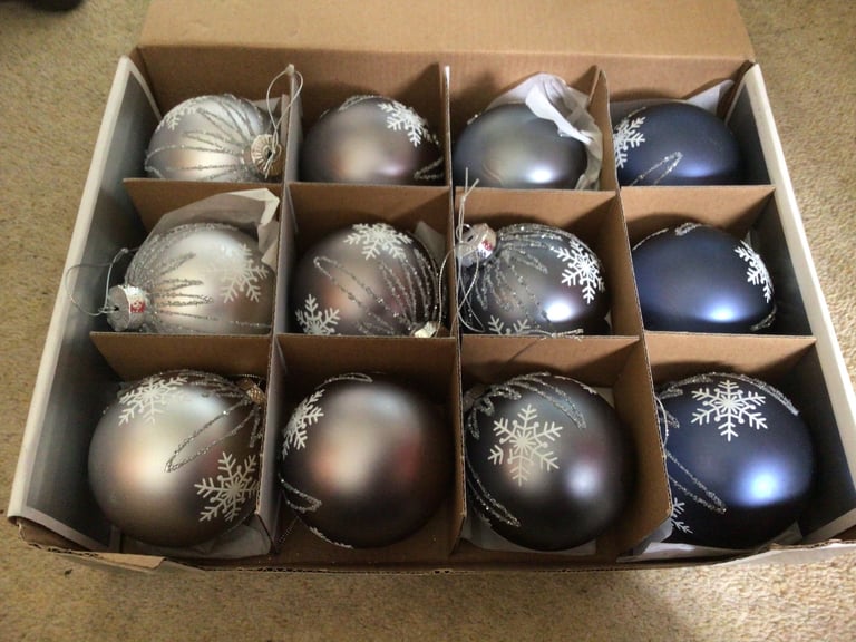 12x gorgeous glass baubles Christmas decorations