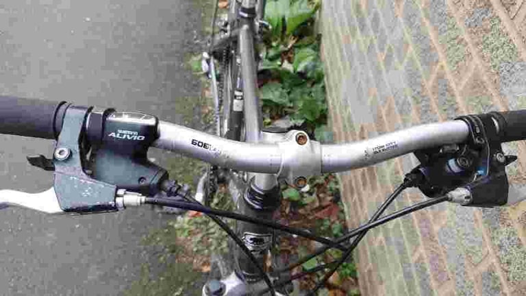 Lightweight Aluminium Marin San Rafael Hybrid bike in good condition with suspensions