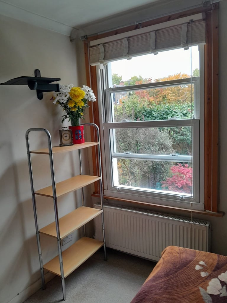 Large Studio Flat-Brook Green/Hammersmith W6; Available 3 Nov, £1200 pcm-10 min walk to 5 tube lines