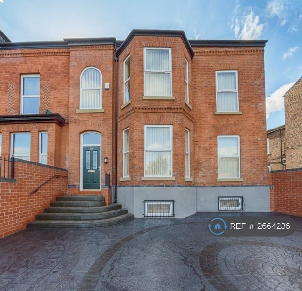 11 bedroom house in Dickenson Road, Manchester, M14 (11 bed) (#2664236)