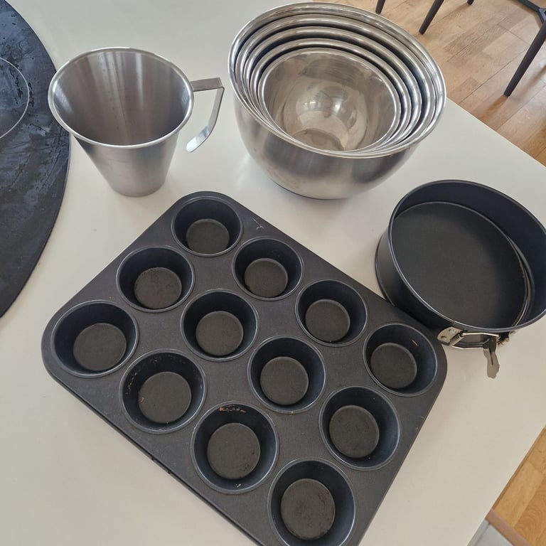 image for Baking tray, cake maker, cupcakes metal bowls 