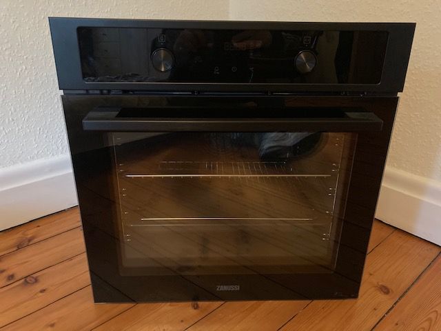 NEW ZANUSSI MULTI-FUNCTION SINGLE OVEN ** Ex-Display **  rrp £365