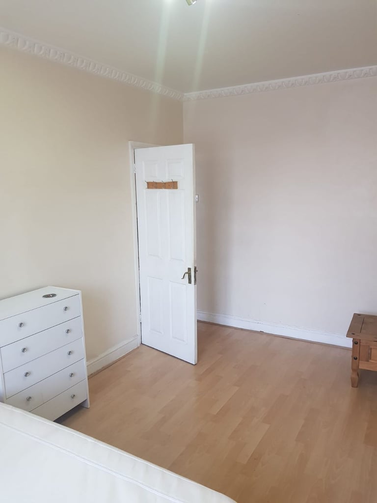 Large Double Room in Central Slough SL1 Prime location 