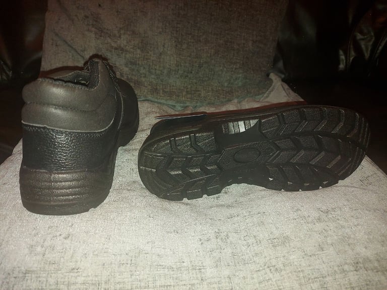 Mens Steel Toe SoSafe shoes