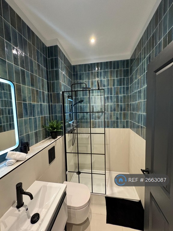 1 bedroom flat in Northenden Road, Sale, M33 (1 bed) (#2663087)