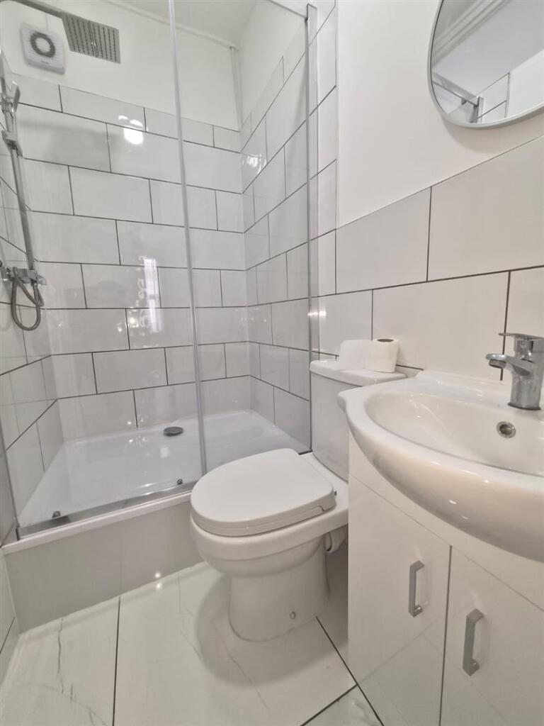 First Floor 1 Bedroom Flat - Lea bridge Road, Leyton E10