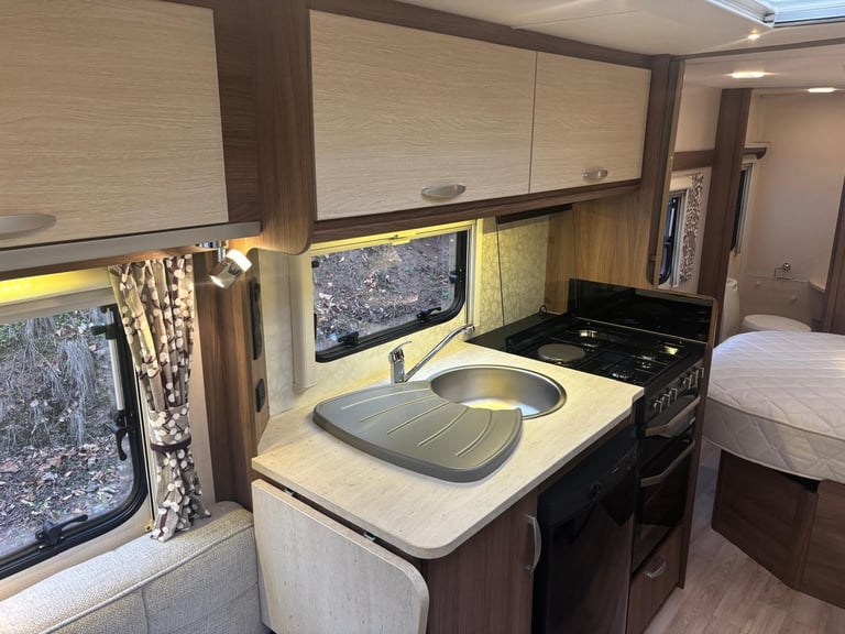 2019 VENUS 570-4, LIGHT WEIGHT FIXED BED, ONE OWNER, MOVER, ............NOW SOLD