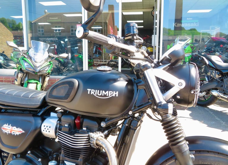 TRIUMPH BONNEVILLE STREET TWIN 900 BRAT TRACKER EDITION 