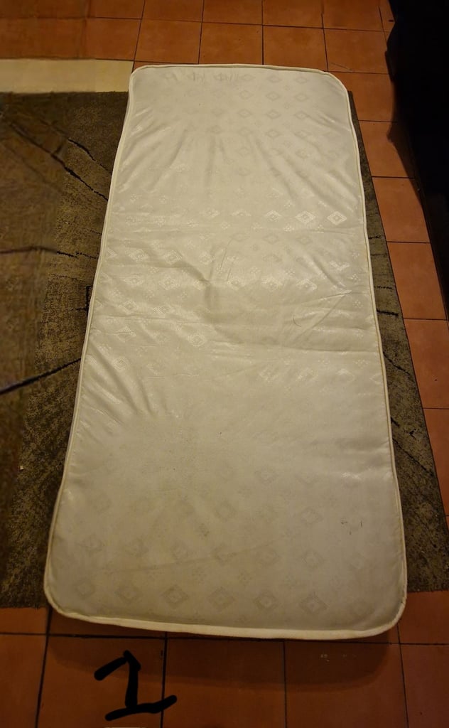 Single Bed Spring Mattress in Very Good Condition For Sale Can DELIVER 