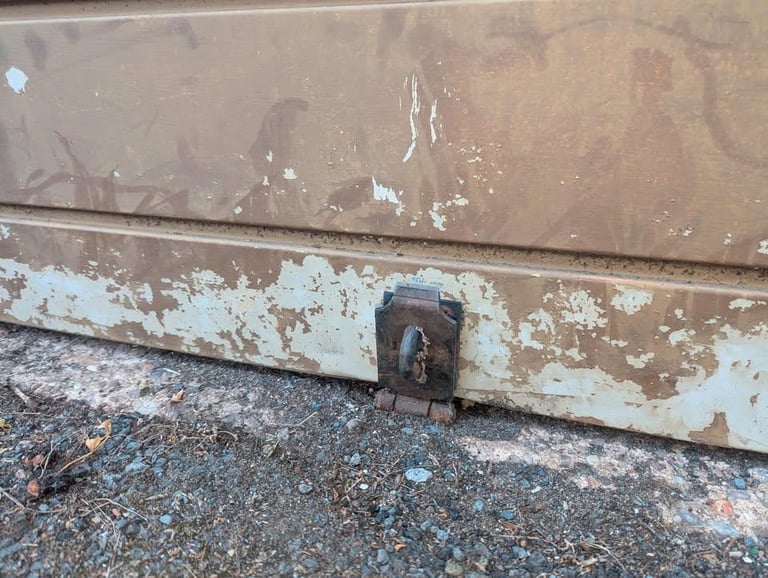 Garage For Rent - Longbridge Near The Train Station