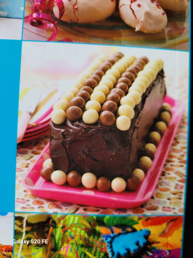  Preloved Kids' Cakes & Party Food Cookbook - Over 100 Triple-Tested Recipes!