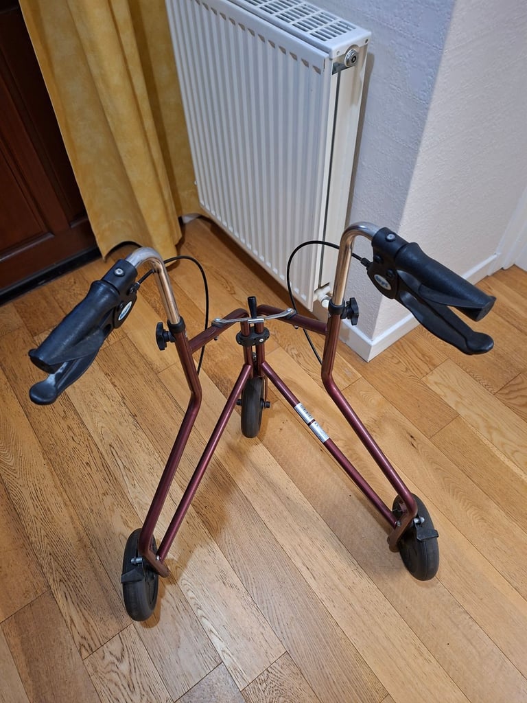 3 wheeler walking aid 