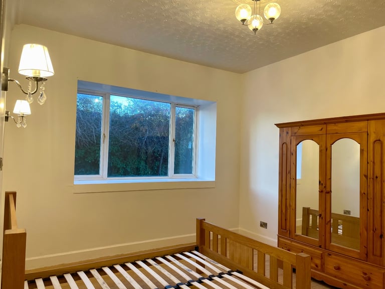 Unique Gorgeous 3 Bedroom Detached Cottage / House with Gardens and Private Parking